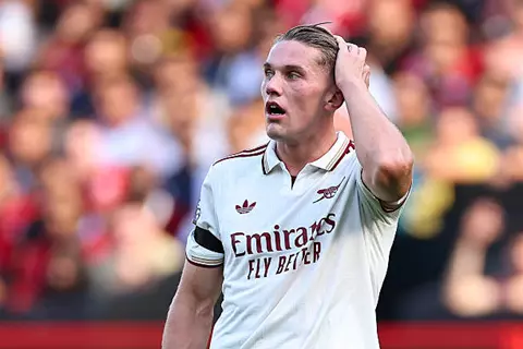 داعب شعره.. قصة احتفال ساخر لجيوكيريس مع أرسنال